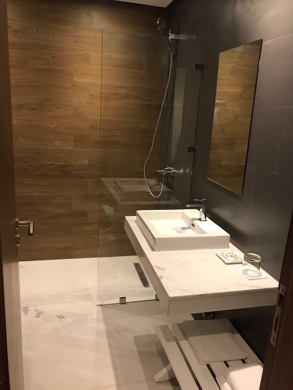 Junior Room | Bathroom | Free toiletries, hair dryer, towels
