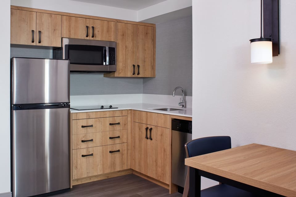 Coffee/tea maker, full-size fridge, microwave, stovetop