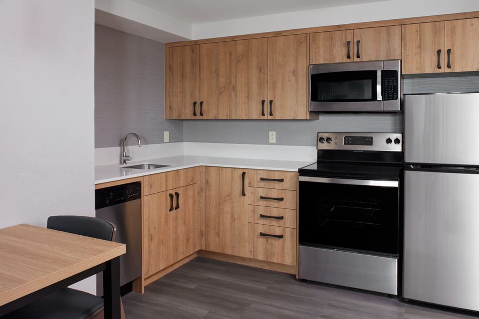 Coffee/tea maker, full-size fridge, microwave, stovetop