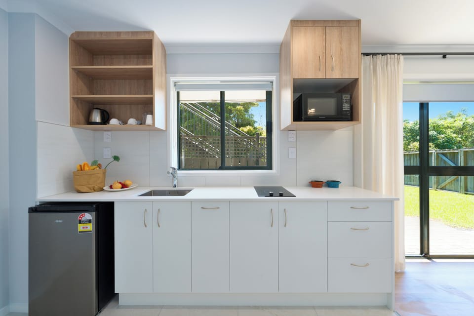 Deluxe Apartment, 1 Bedroom | Private kitchen | Fridge, microwave