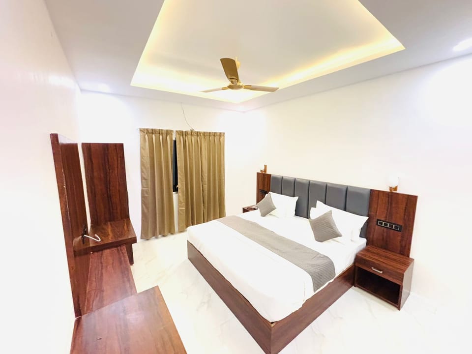 Deluxe Room | Rollaway beds (surcharge), bed sheets