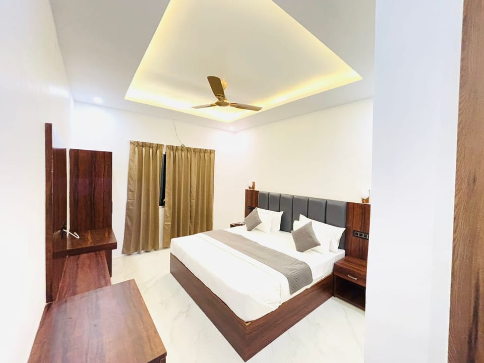 Deluxe Room | Rollaway beds (surcharge), bed sheets