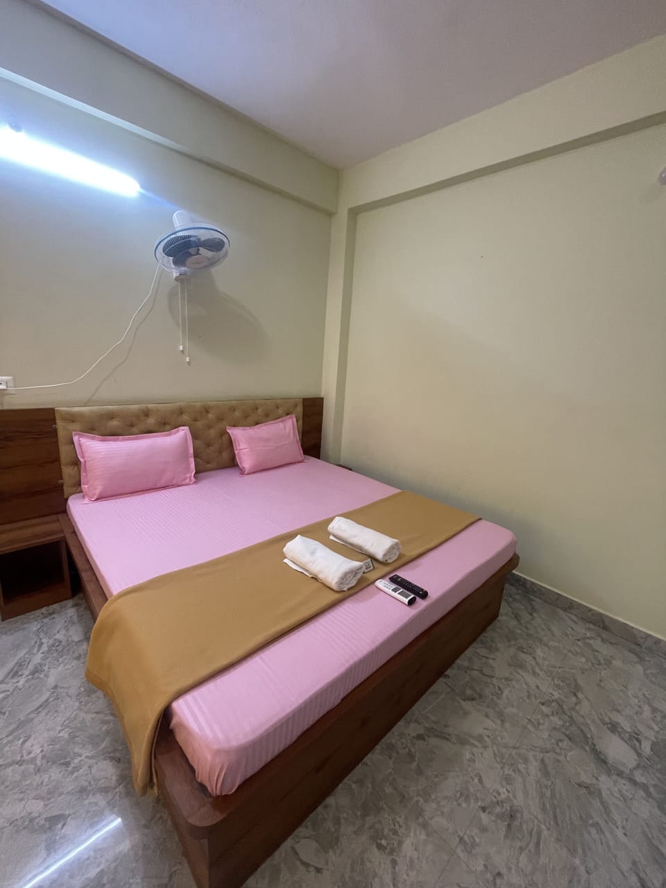 Single Room | Bathroom | Shower, slippers, towels, soap