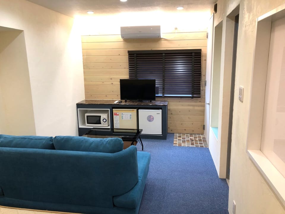 Basic Double Room | Desk, bed sheets