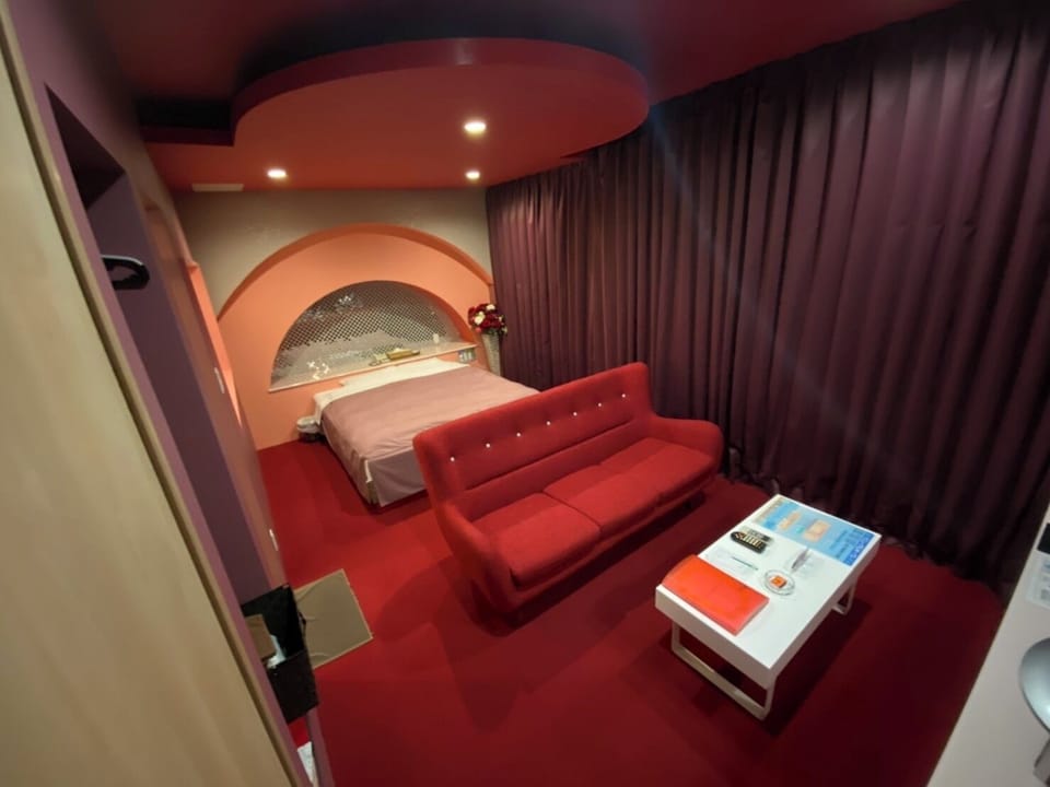 Basic Double Room | Desk, bed sheets