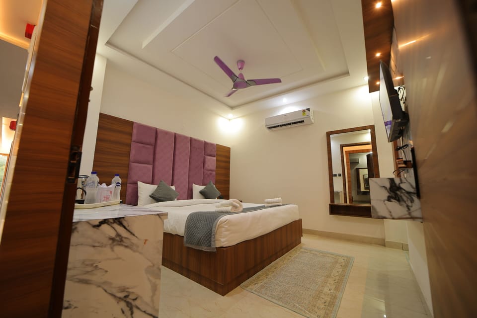 Premium Room | Desk, laptop workspace, rollaway beds (surcharge), bed sheets