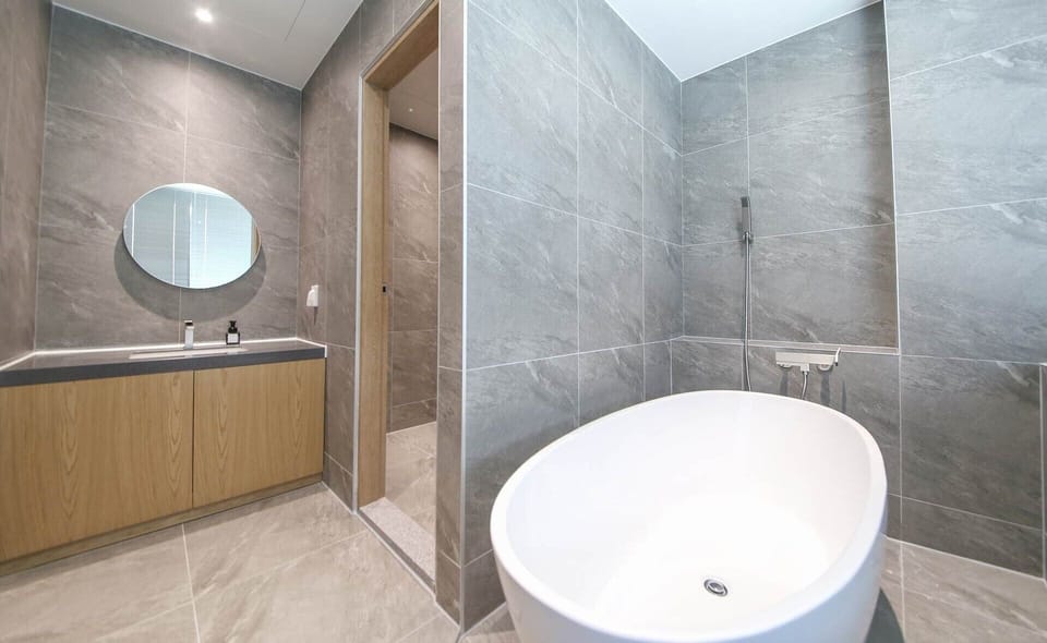 Royal Twin Room, City View | Bathroom | Separate tub and shower, hair dryer, towels, shampoo