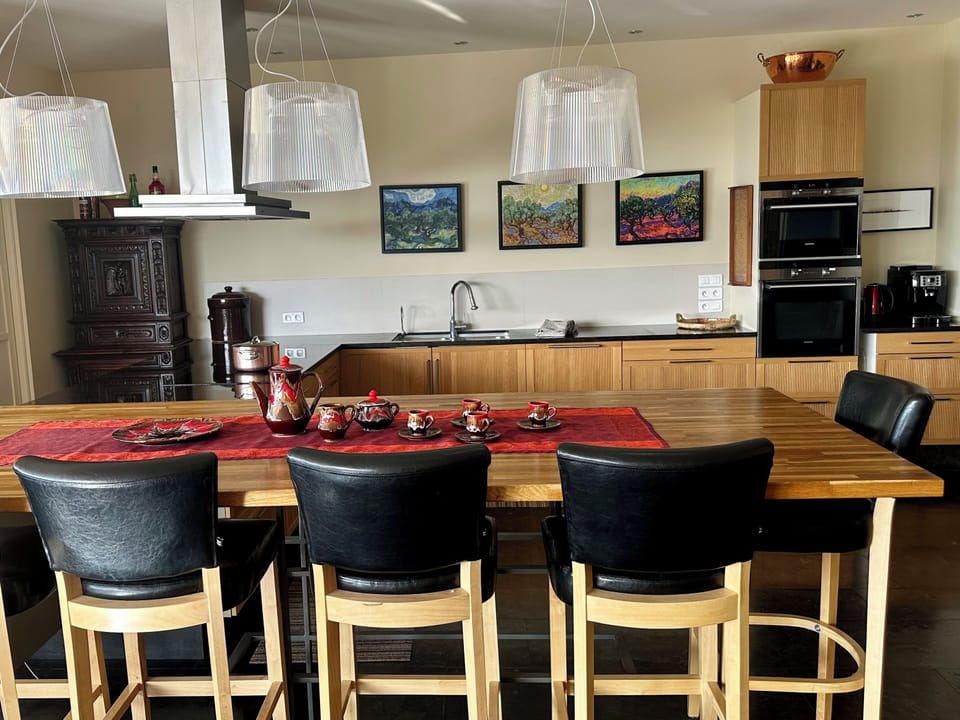 Main House Upper Level - Kitchen bar.