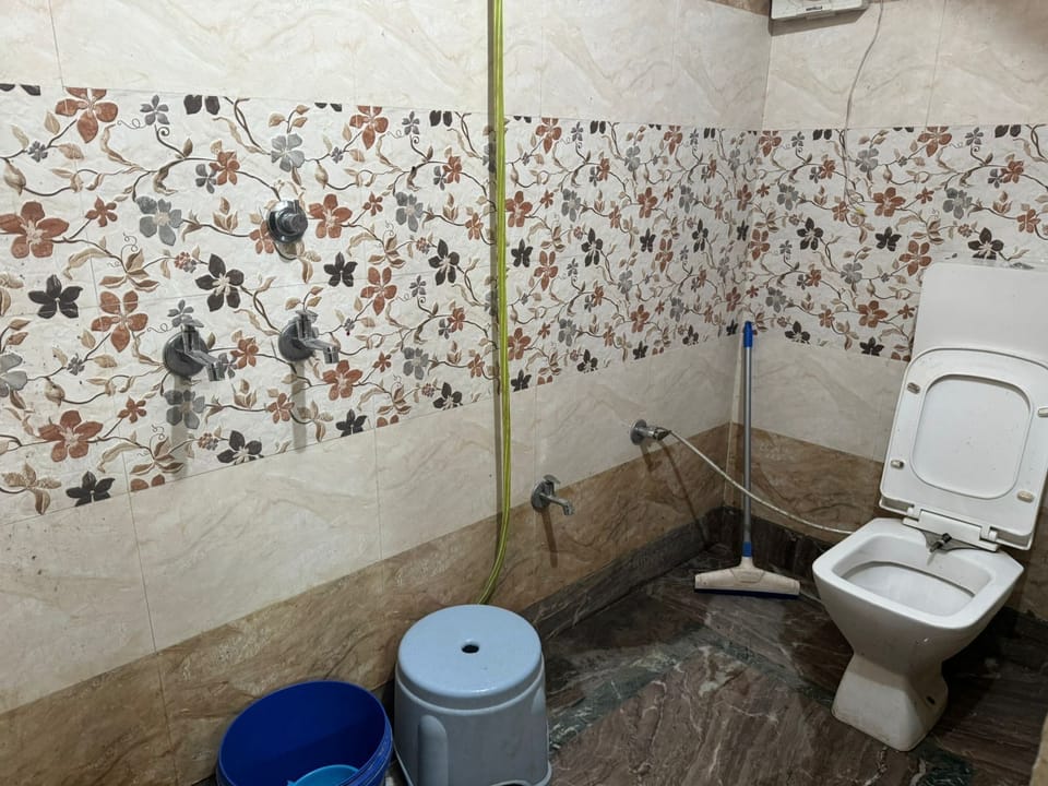 Comfort Double Room | Bathroom | Shower, free toiletries