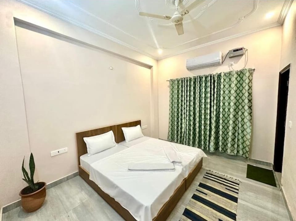 Executive Double Room, City View | Desk, laptop workspace, free WiFi