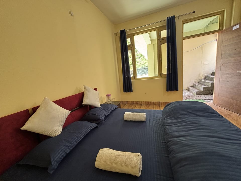 Deluxe Double Room, Hill View | Desk, free WiFi