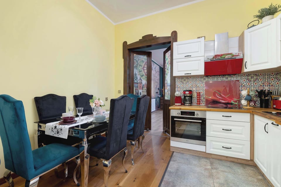 A functional kitchen with a dining area, where cooking becomes a pleasure thanks to space and comfortable seating.