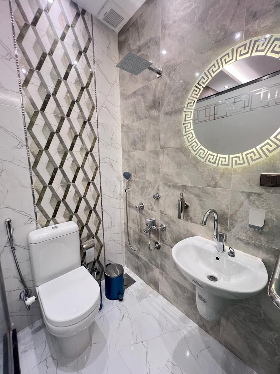 Comfort Quadruple Room | Bathroom | Shower, hair dryer, towels, soap