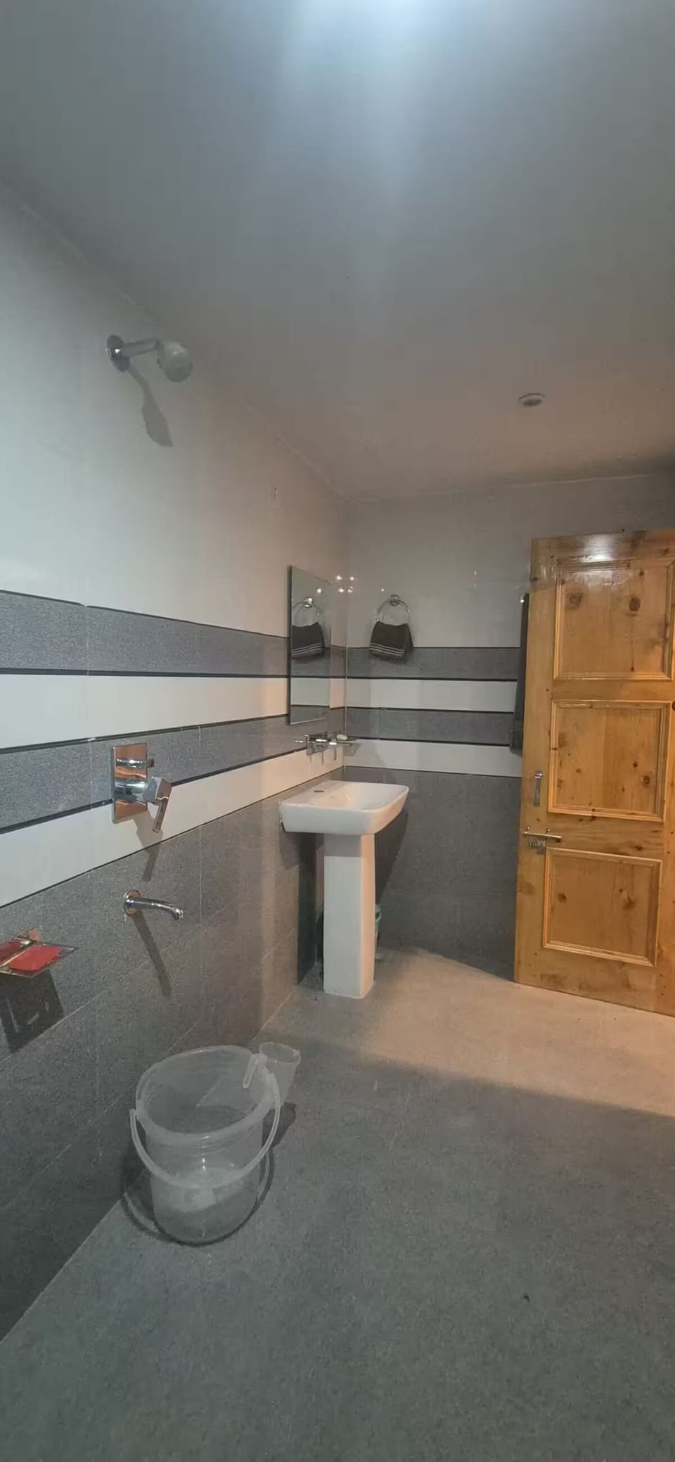 Superior Single Room, Balcony, Mountain View | Bathroom | Shower, free toiletries, hair dryer, towels