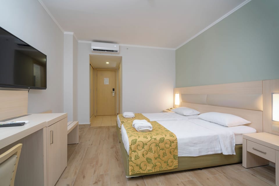 Deluxe Room | Minibar, free cribs/infant beds, bed sheets, wheelchair access