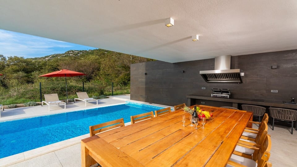 Outdoor-dining-area-of-Villa-Adria-Blue
