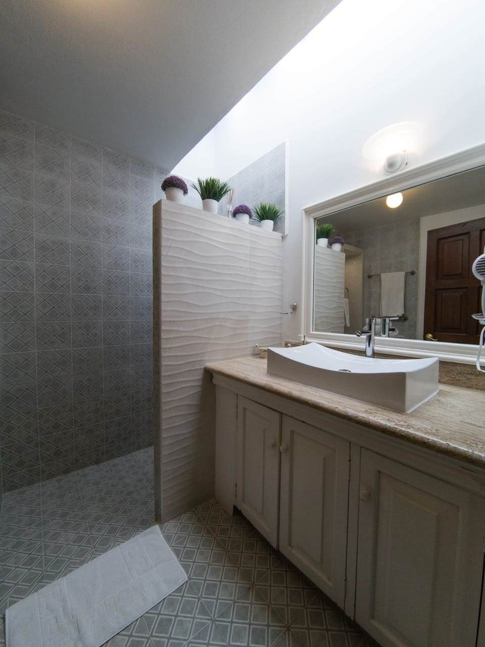 Family Room | Bathroom sink