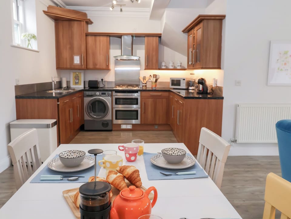 Cottage | Dining
