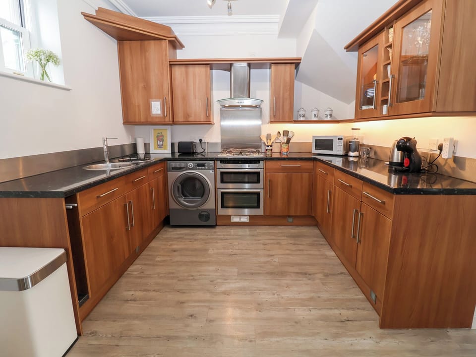 Cottage | Private kitchen | Dishwasher, cookware/dishes/utensils