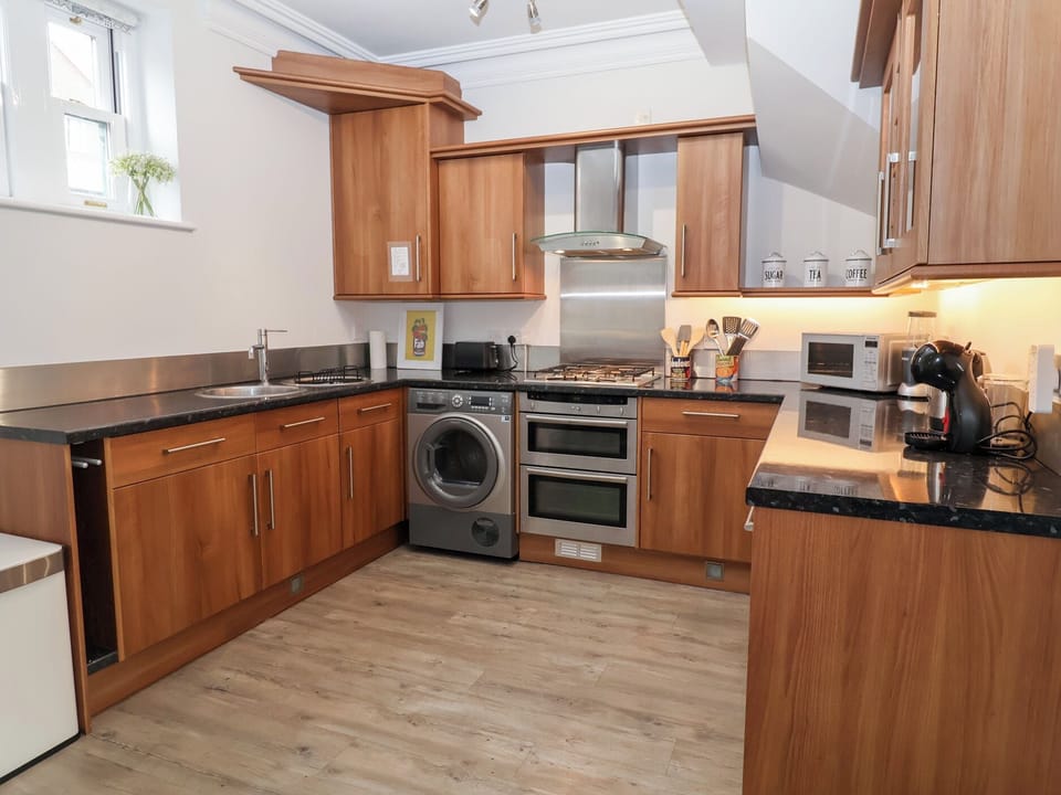 Cottage | Private kitchen | Dishwasher, cookware/dishes/utensils