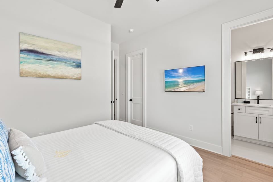 Queen Bedroom with Ensuite Bathroom