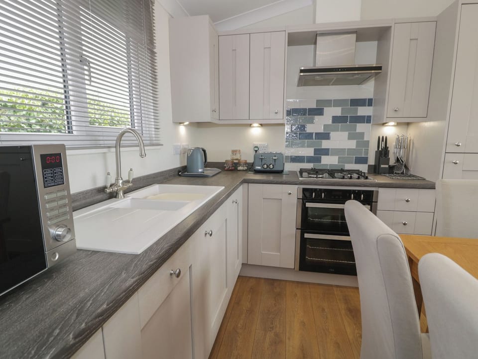 Fridge, microwave, dishwasher, cookware/dishes/utensils