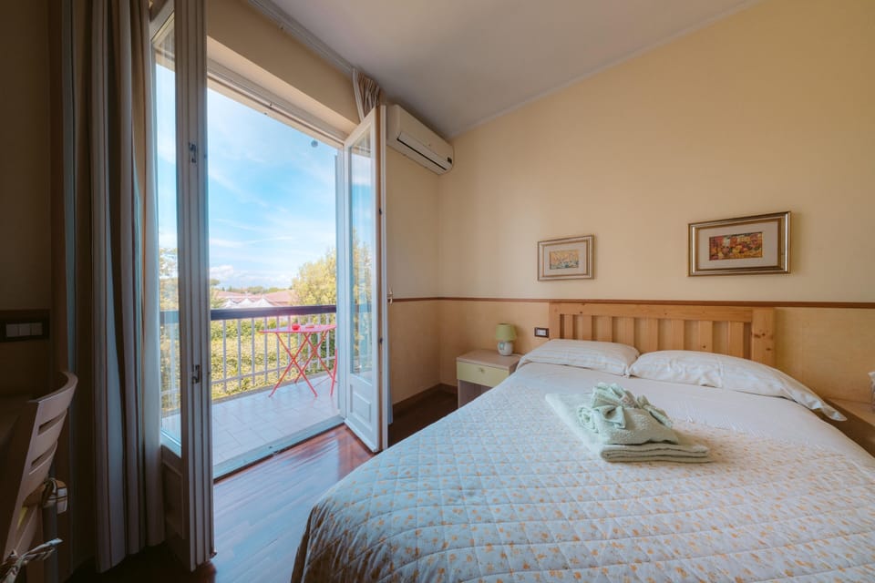Single Room, Balcony, Garden View | Blackout drapes, iron/ironing board, free WiFi