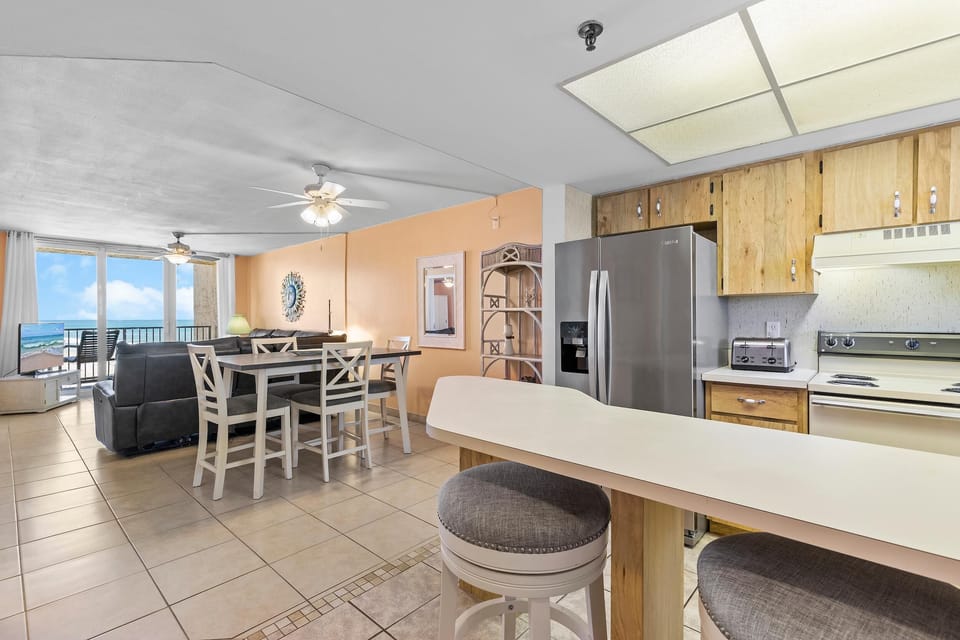 Condo, 1 King Bed (Oceania Plaza 808) | Interior