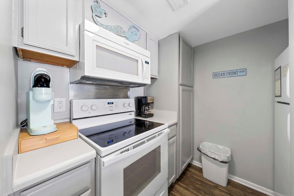 Condo, 1 King Bed with Sofa bed (Sugar Beach 364) | Private kitchen | Oven, toaster