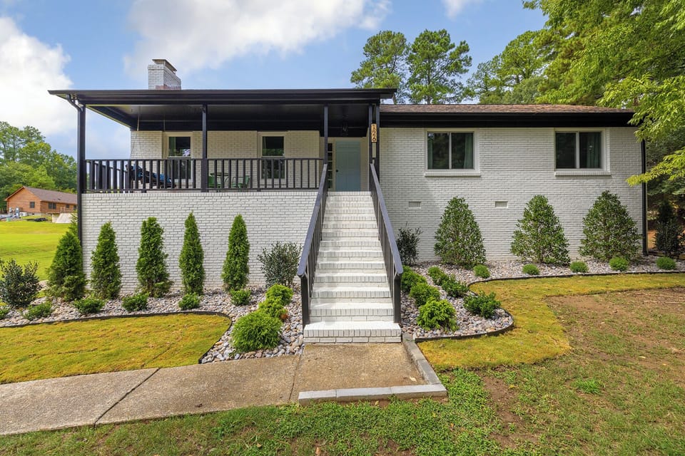 Pull up to this newly renovated house and feel like home!