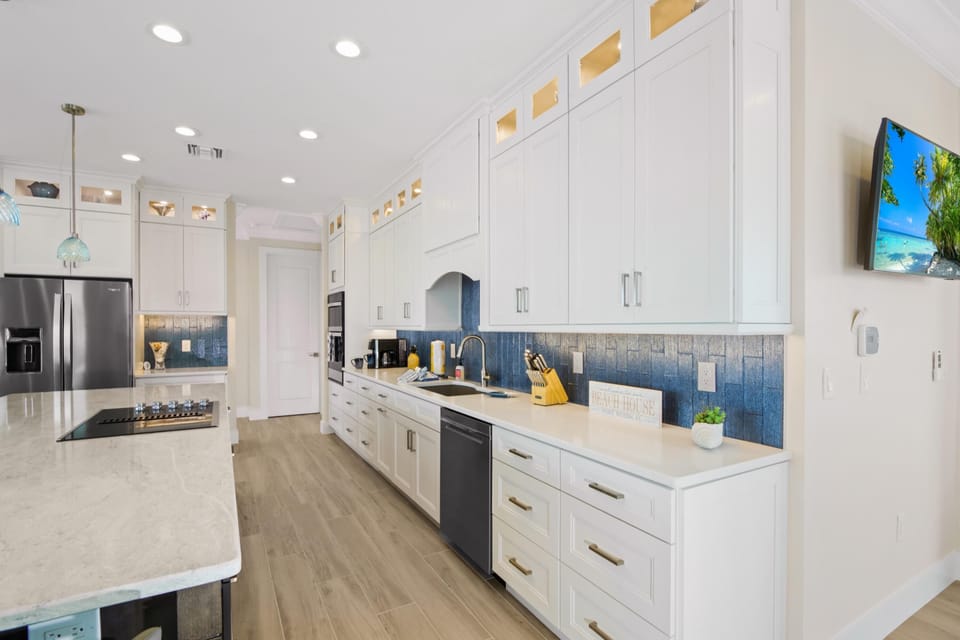 House, Multiple Beds (Anchors Down) | Private kitchen | Oven, toaster