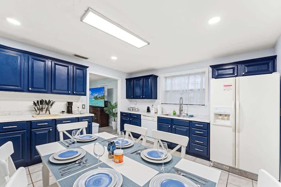 Stocked kitchen 

- Seating for 6
- Keurig with 3 blends of coffee including Decaf
- Full size refrigerator
- Dish Washer
- Microwave 
- Toaster
- Stove/oven
- Utensils
- Pots & Pans
- Chef knife set and cutting board
