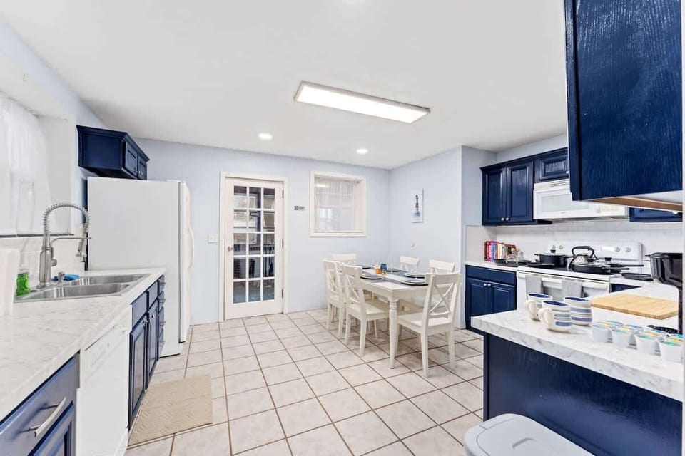 Stocked kitchen 

- Seating for 6
- Keurig with 3 blends of coffee including Decaf
- Full size refrigerator
- Dish Washer
- Microwave 
- Toaster
- Stove/oven
- Utensils
- Pots & Pans
- Chef knife set and cutting board
