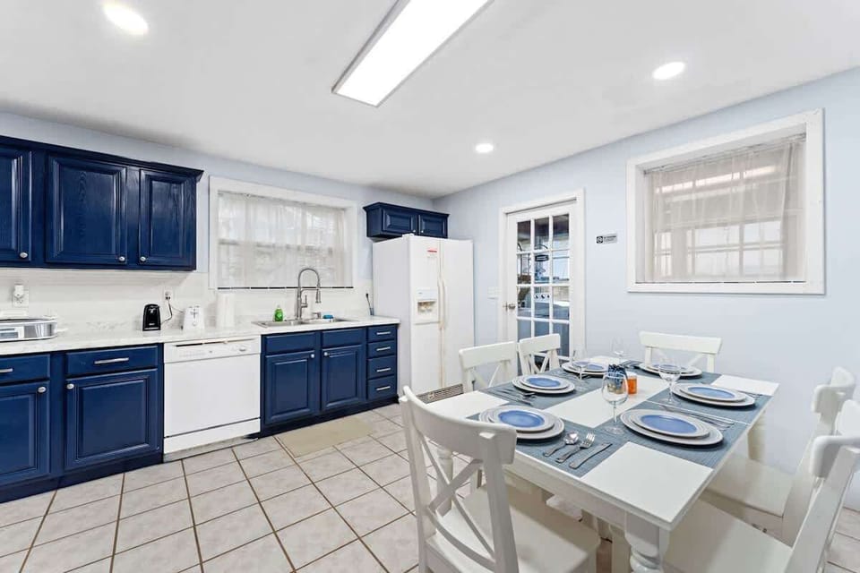 Stocked kitchen 

- Seating for 6
- Keurig with 3 blends of coffee including Decaf
- Full size refrigerator
- Dish Washer
- Microwave 
- Toaster
- Stove/oven
- Utensils
- Pots & Pans
- Chef knife set and cutting board