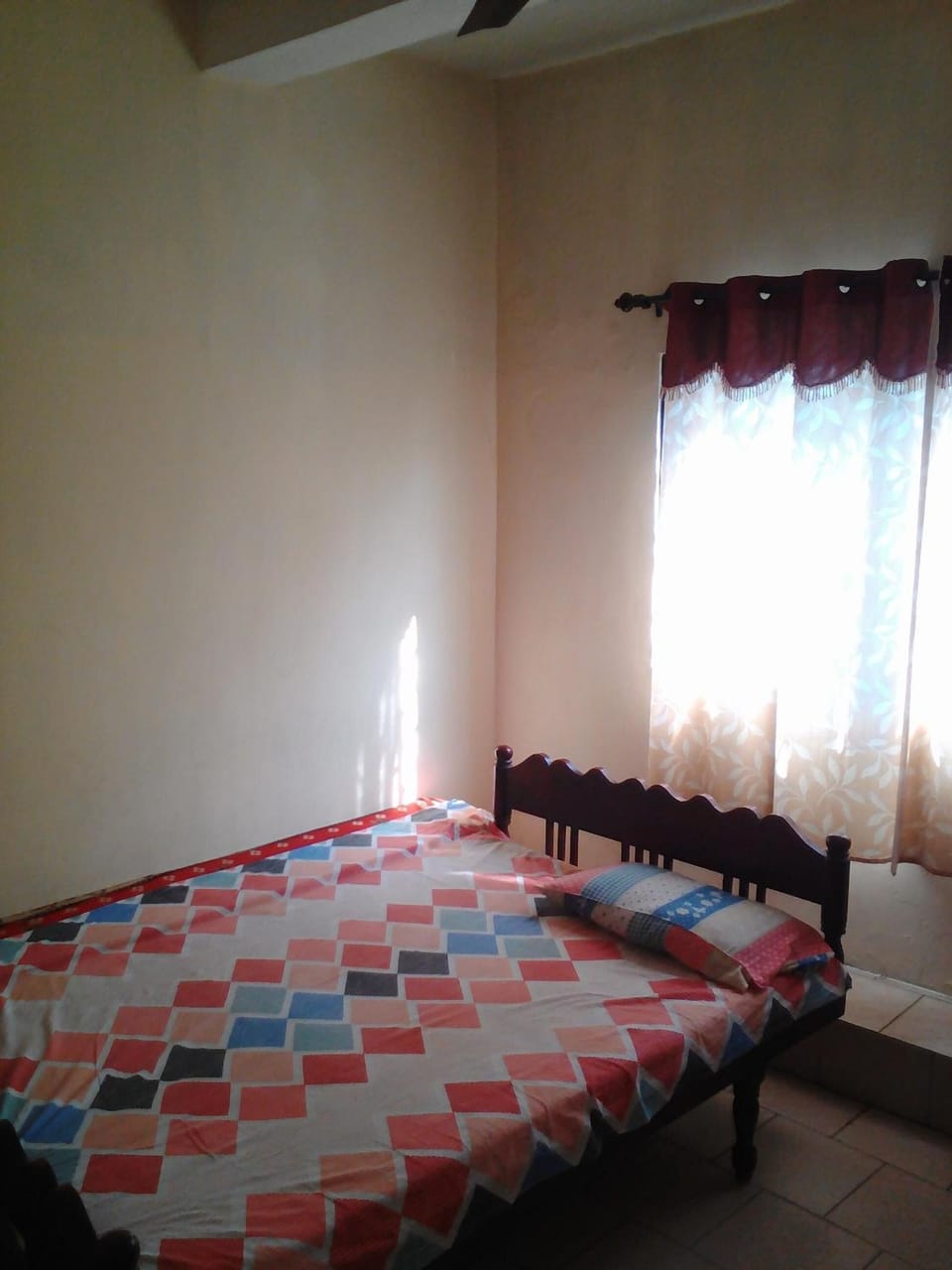 Desk, WiFi (free)