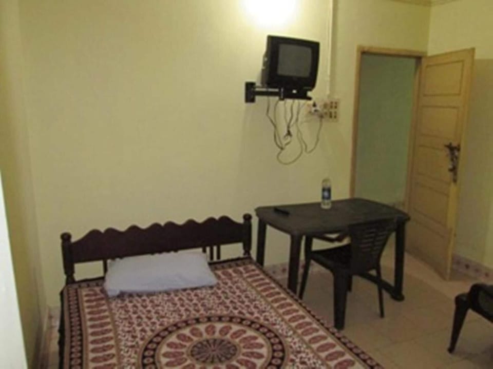 Desk, WiFi (free)