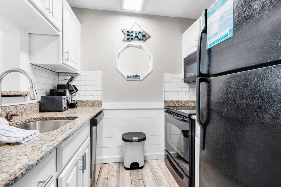 Condo, 1 King Bed with Sofa bed (Sand Castles West II G4- FinView) | Private kitchen | Oven, toaster