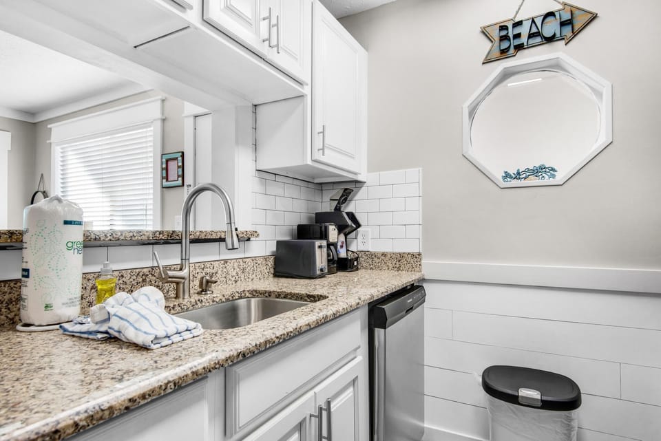 Condo, 1 King Bed with Sofa bed (Sand Castles West II G4- FinView) | Private kitchen | Oven, toaster