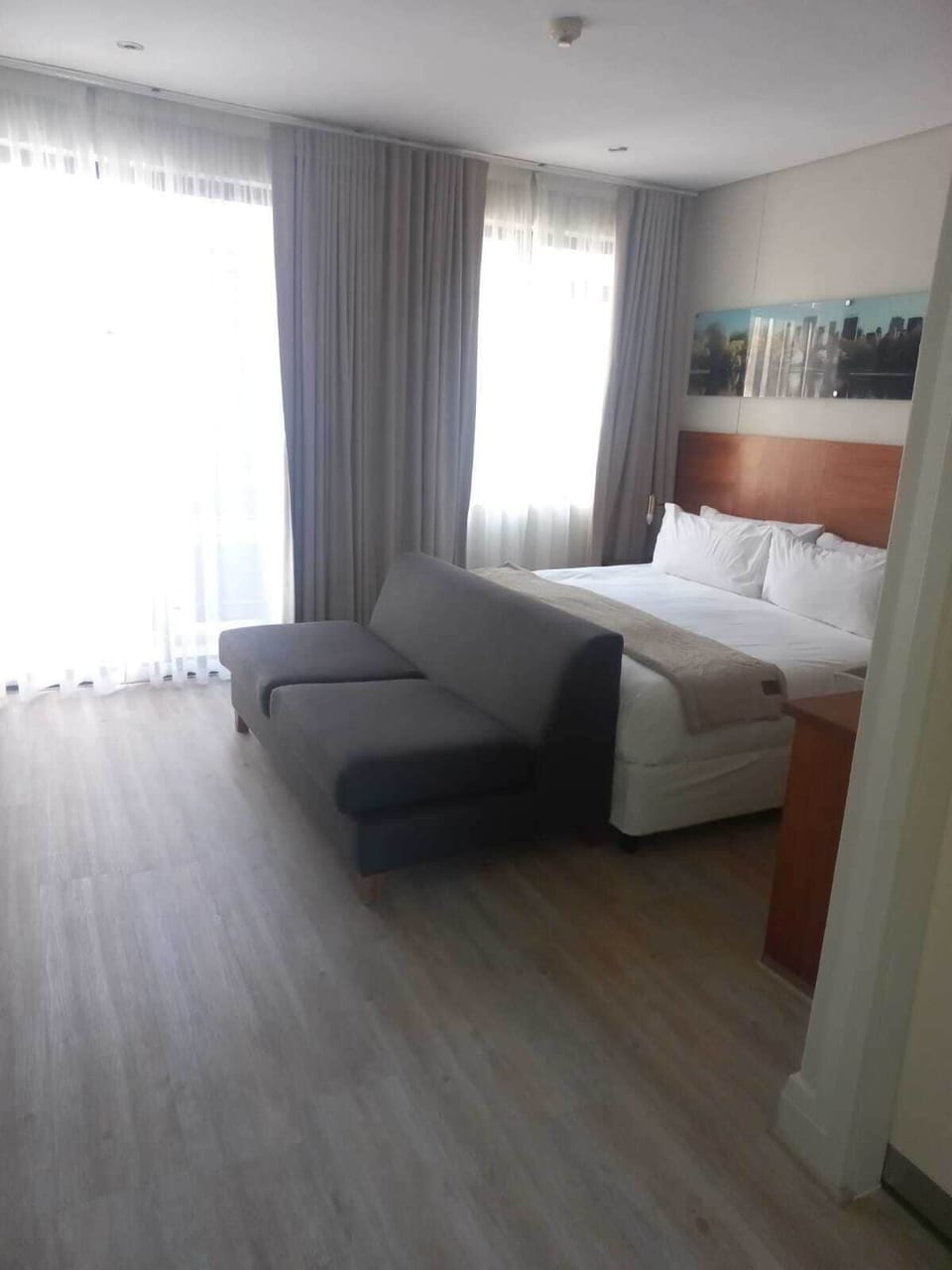 Deluxe Studio | Premium bedding, iron/ironing board, free WiFi, bed sheets