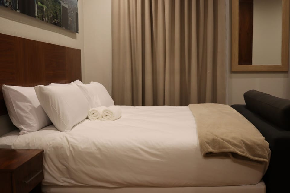 Studio, 1 King Bed, Kitchenette, City View | Premium bedding, iron/ironing board, free WiFi, bed sheets