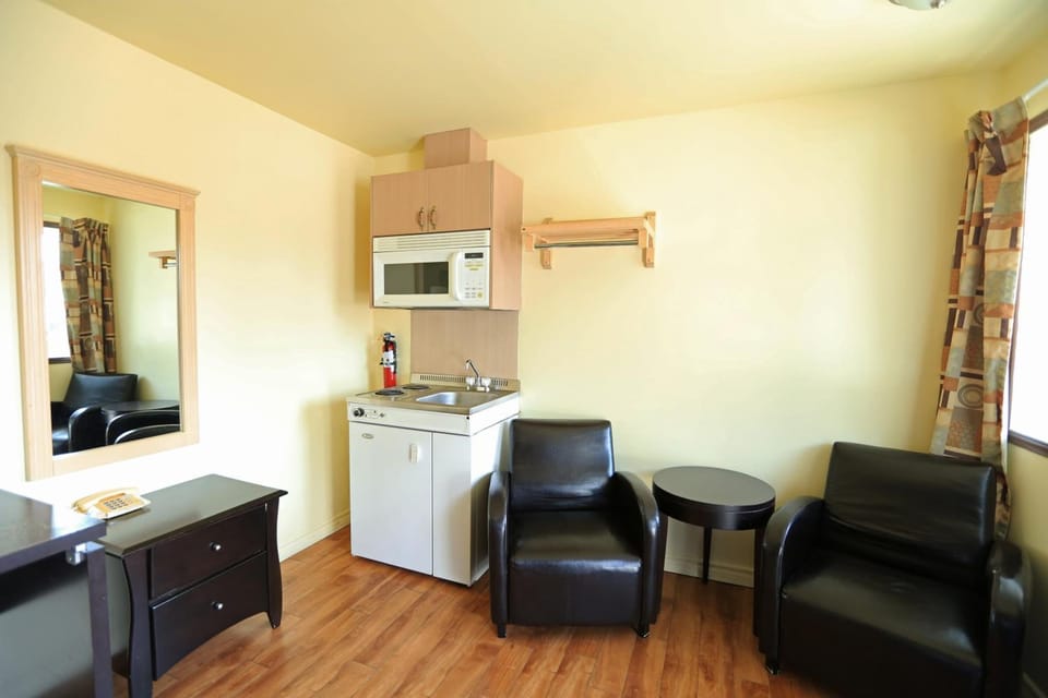 Standard Room, 1 Queen Bed with Sofa bed, Kitchenette (Motel) | Living room