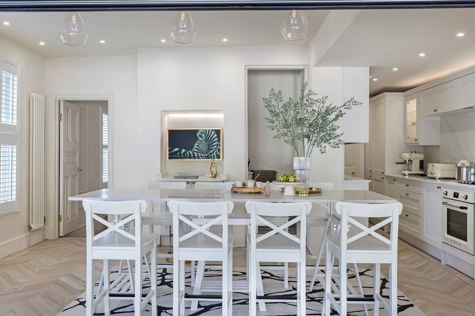 Kitchen/Dinner ( Can seat up to 10 Adults )