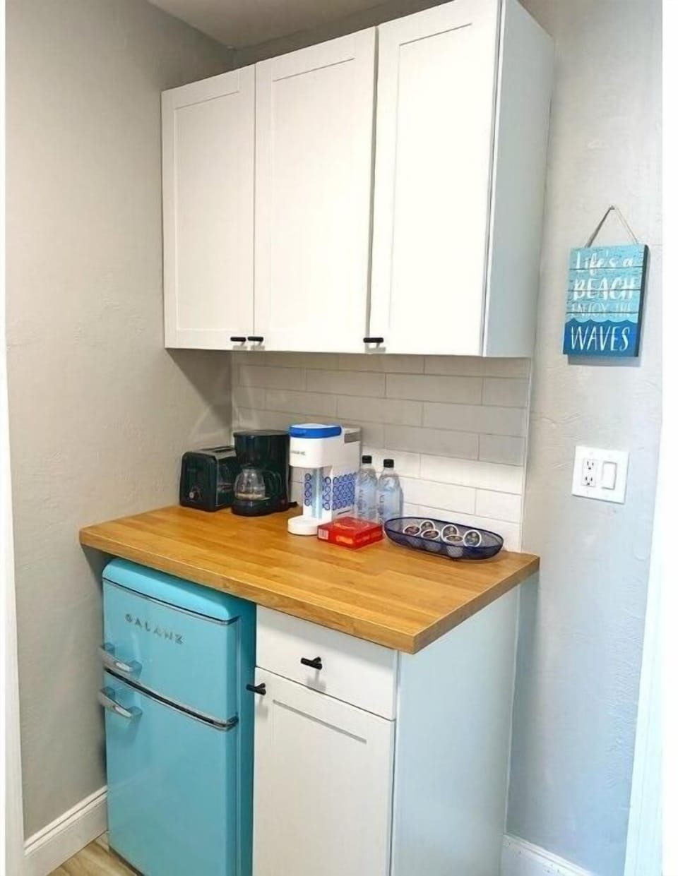 A modern kitchen with everything you need to feel at home