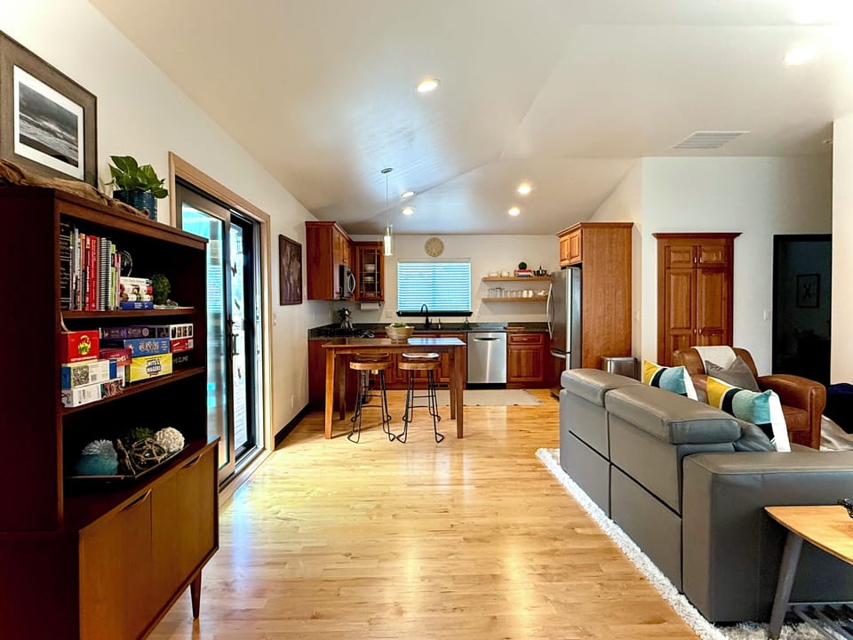 Living area & open kitchen/dining