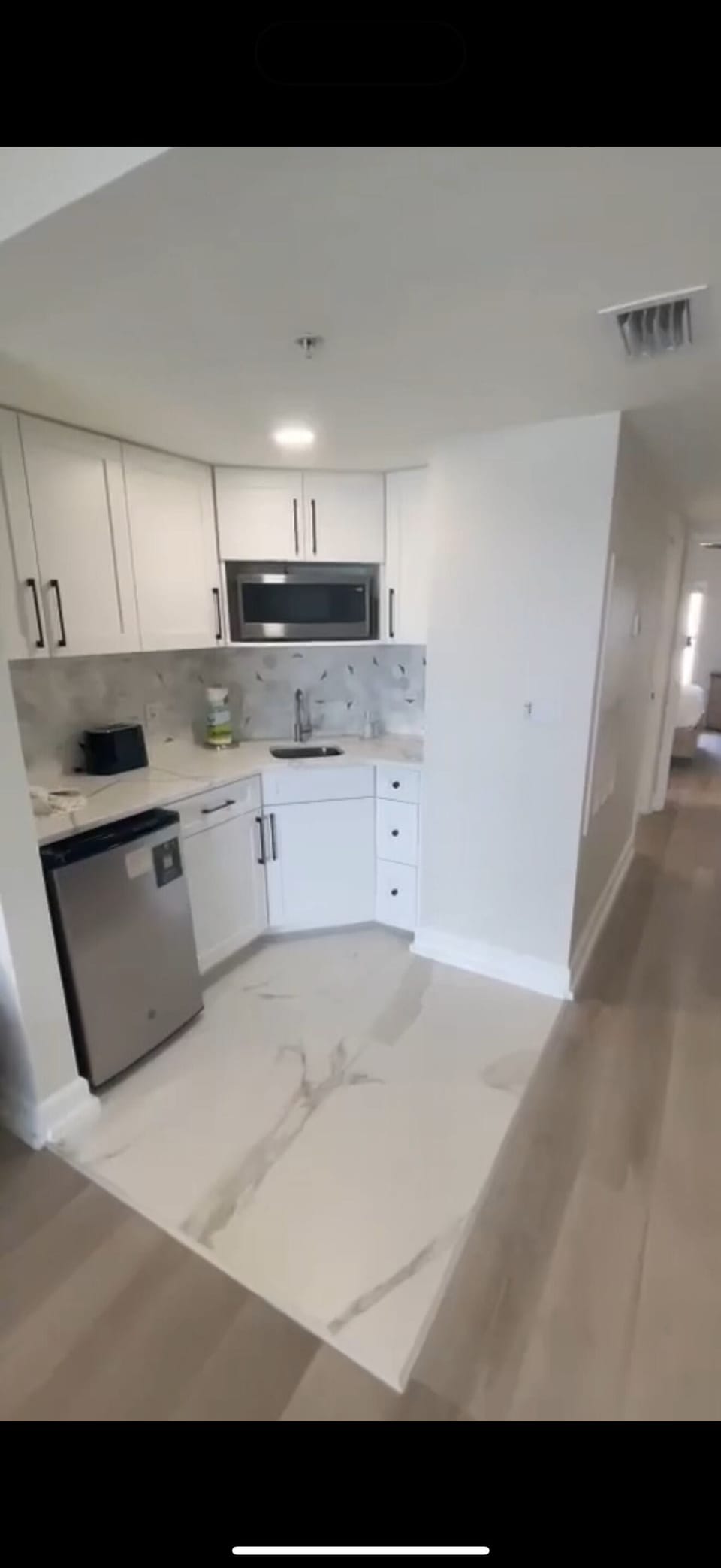 Full-size fridge, oven, stovetop, dishwasher