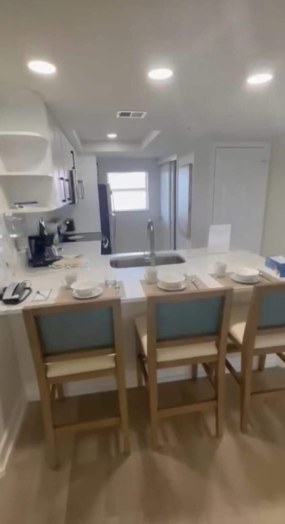 Full-size fridge, oven, stovetop, dishwasher