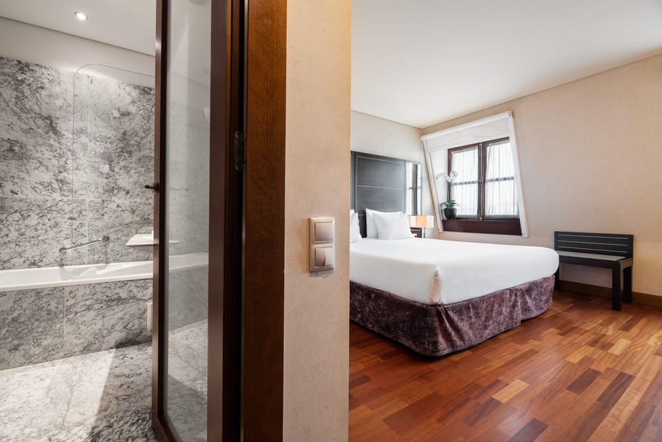 Triple Room | Minibar, in-room safe, desk, laptop workspace