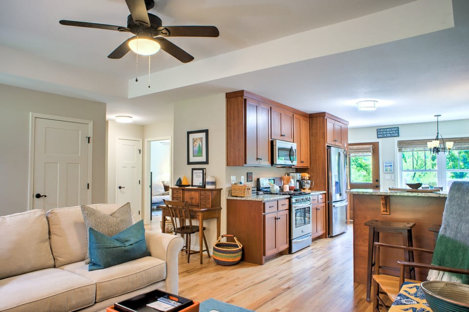 Fully Equipped Kitchen with Bar seating for 2