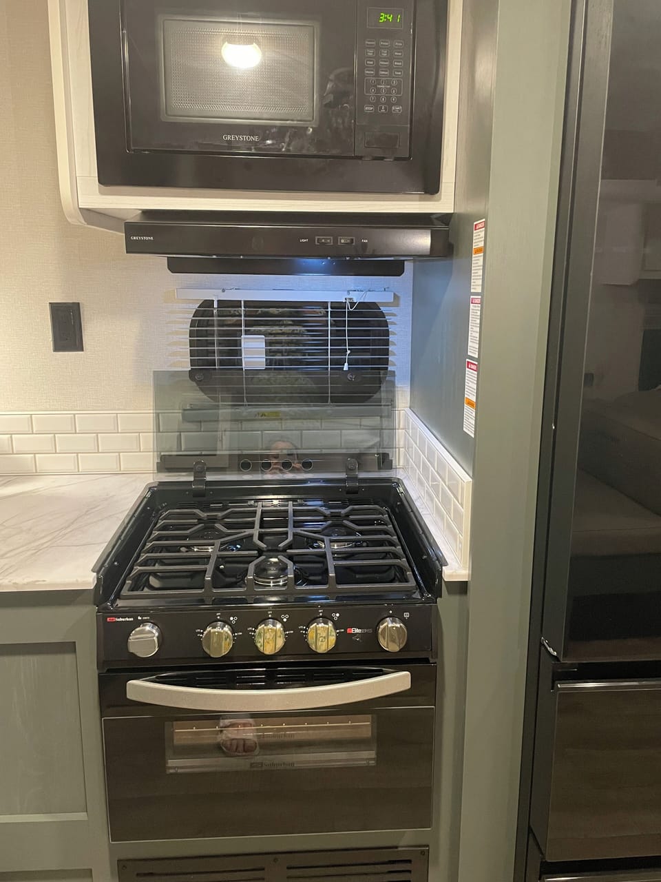 Gas stove. Microwave.