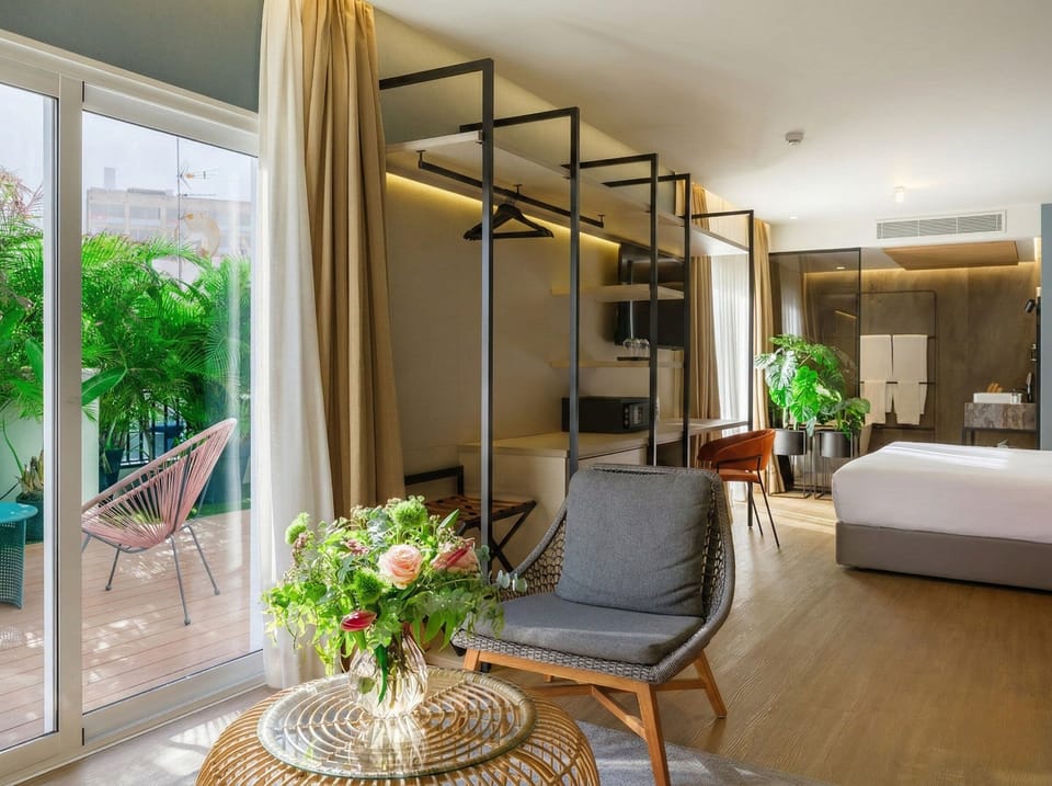 Grand Suite Essence | Living area | TV
